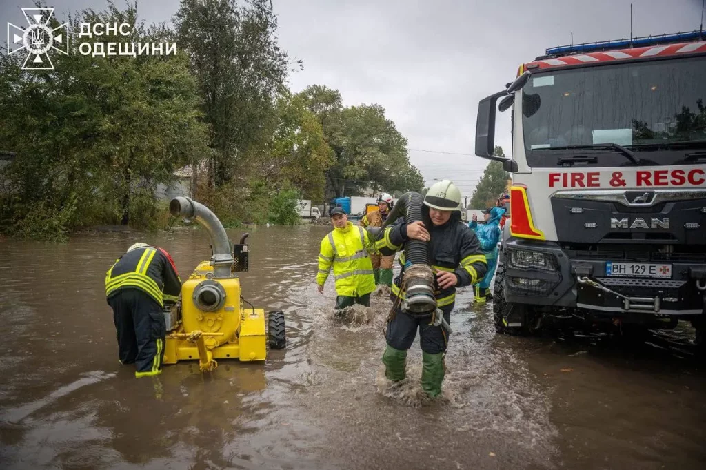 Зупинився весь електротранспорт: Одеса продовжує тонути під дощем
