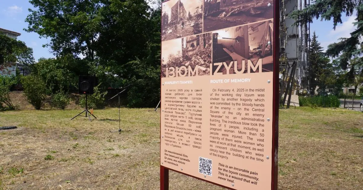 В Ізюмі встановили меморіальний знак біля місця загибелі жертв росіян