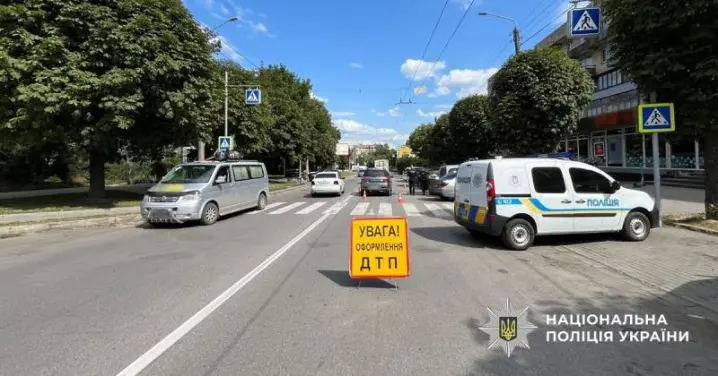 У Чернівцях жінка збила на пішохідному переході 11-річного хлопця із самокатом