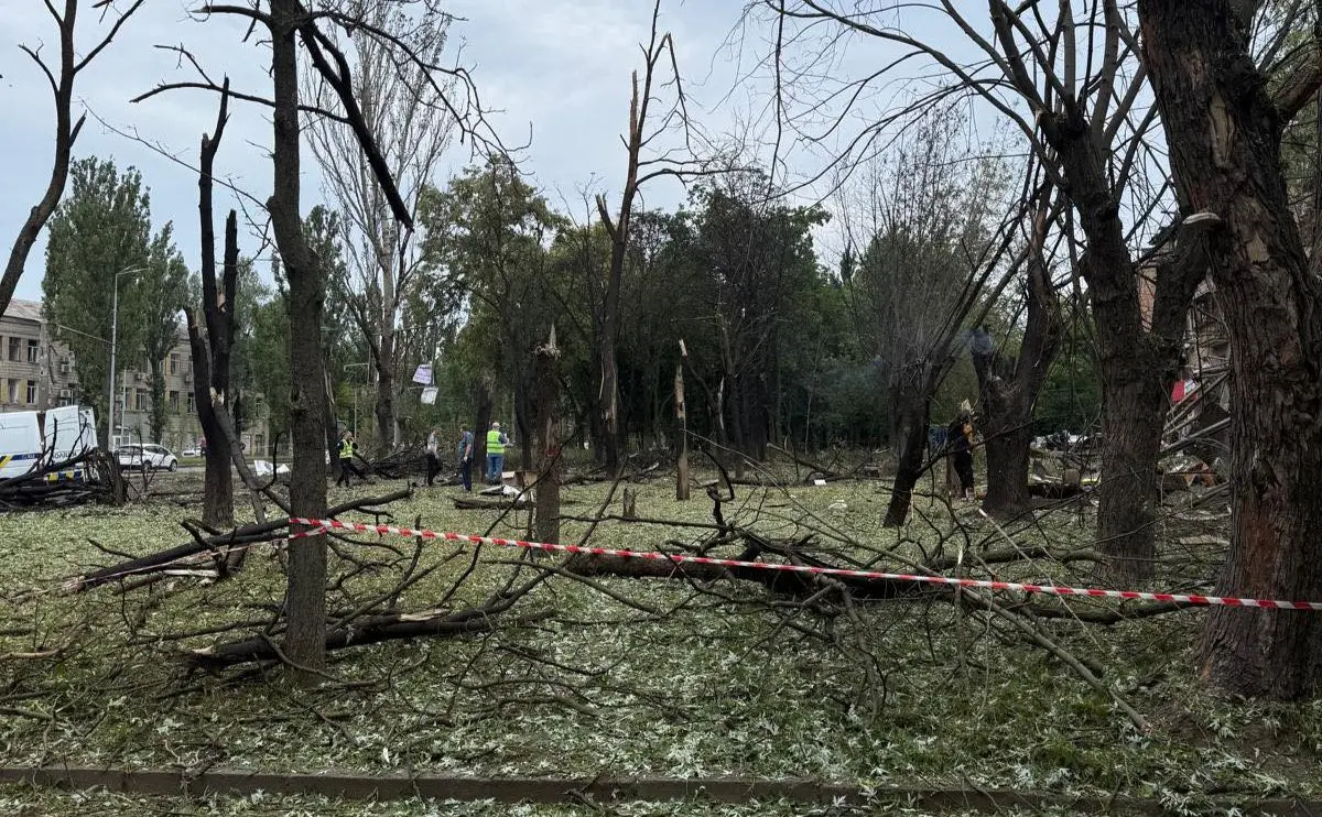У Києві ворожою атакою зруйновані два сквери, якість повітря локально погіршилася