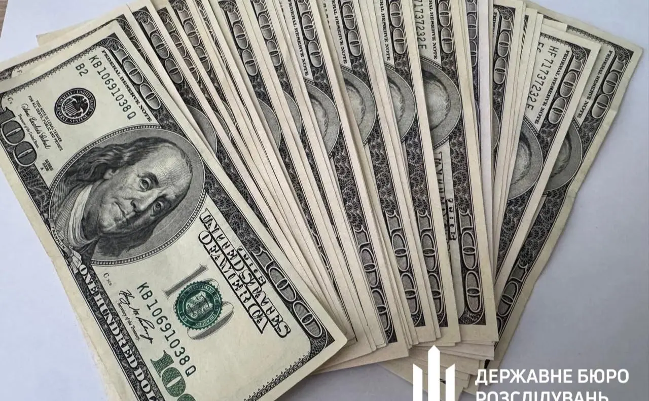 Сімейний бізнес правоохоронців на «ухилянтах»: ДБР викрило батька та сина