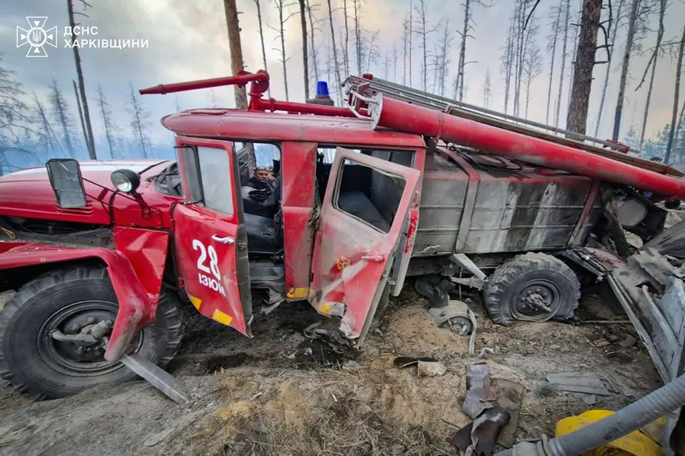 Під час гасіння лісу на Харківщині підірвалася пожежна автівка (фото)