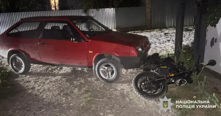 Зіткнулися з мотоциклістами та врізався в стовп: на Буковині водії допустили три аварії