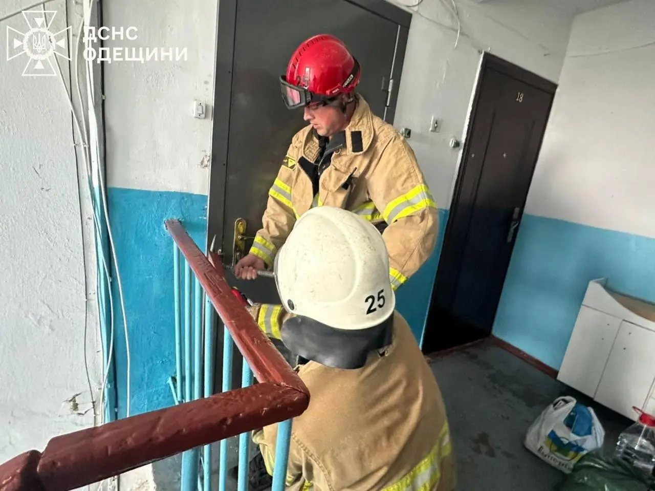 На Одещині рятувальники визволили дворічного хлопчика із зачиненої квартири