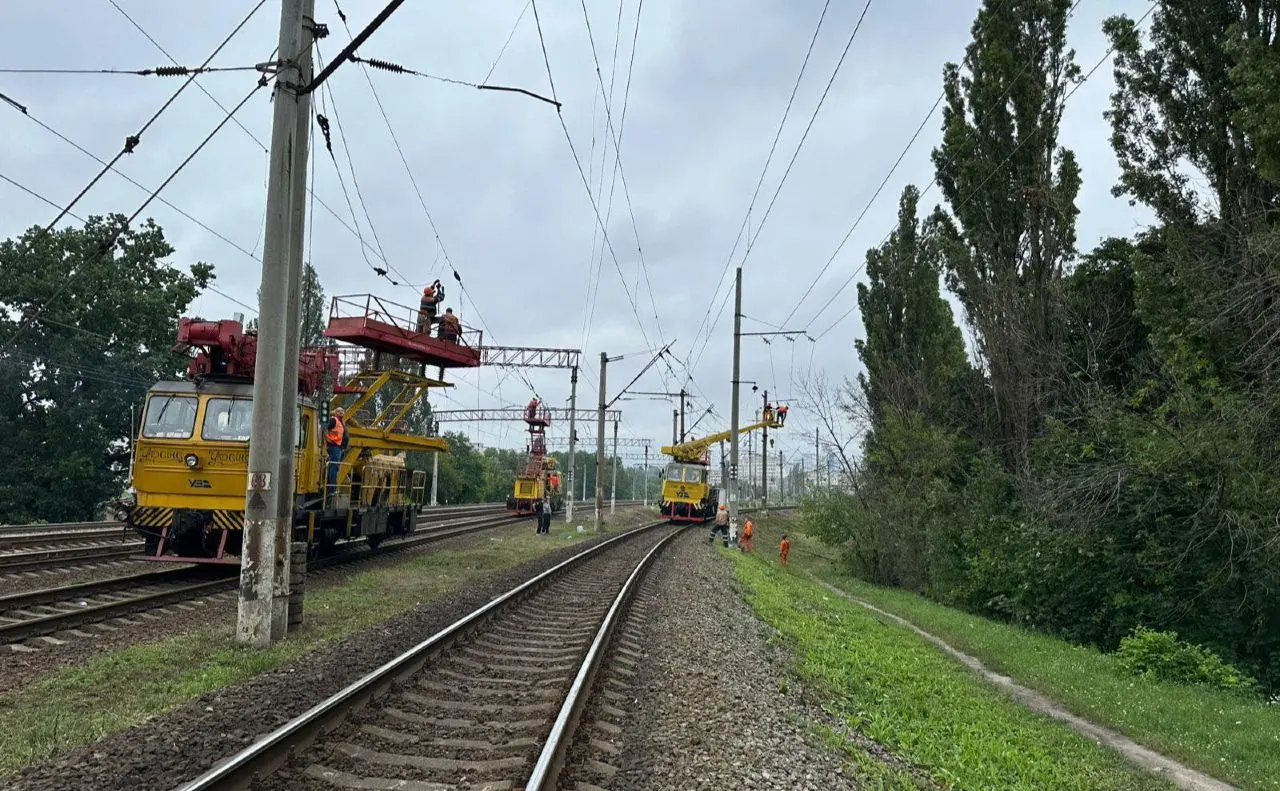 Через ворожі обстріли у столиці постраждала залізнична інфраструктура