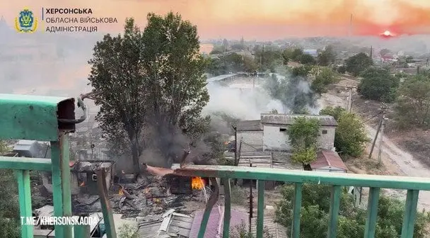 Частина Херсону опинилася у блокаді через пошкодження мосту: жителів закликають евакуюватися