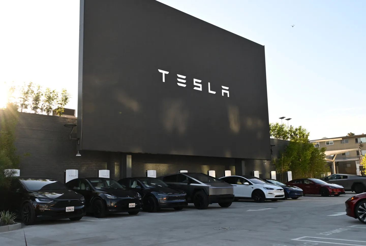Tesla нарешті відкриває ретро-закусочну і зарядний пункт