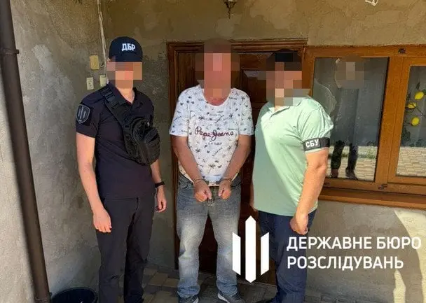 ДБР затримало батька та сина, які за гроші "звільняли" чоловіків від служби