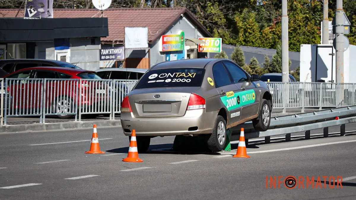 У Дніпрі на бульварі Слави Kia OnTaxi налетів на відбійник та повис на ньому