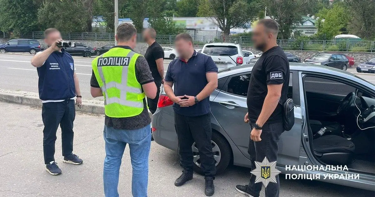 10 тисяч гривень за права. У Харкові затримали інструктора з водіння