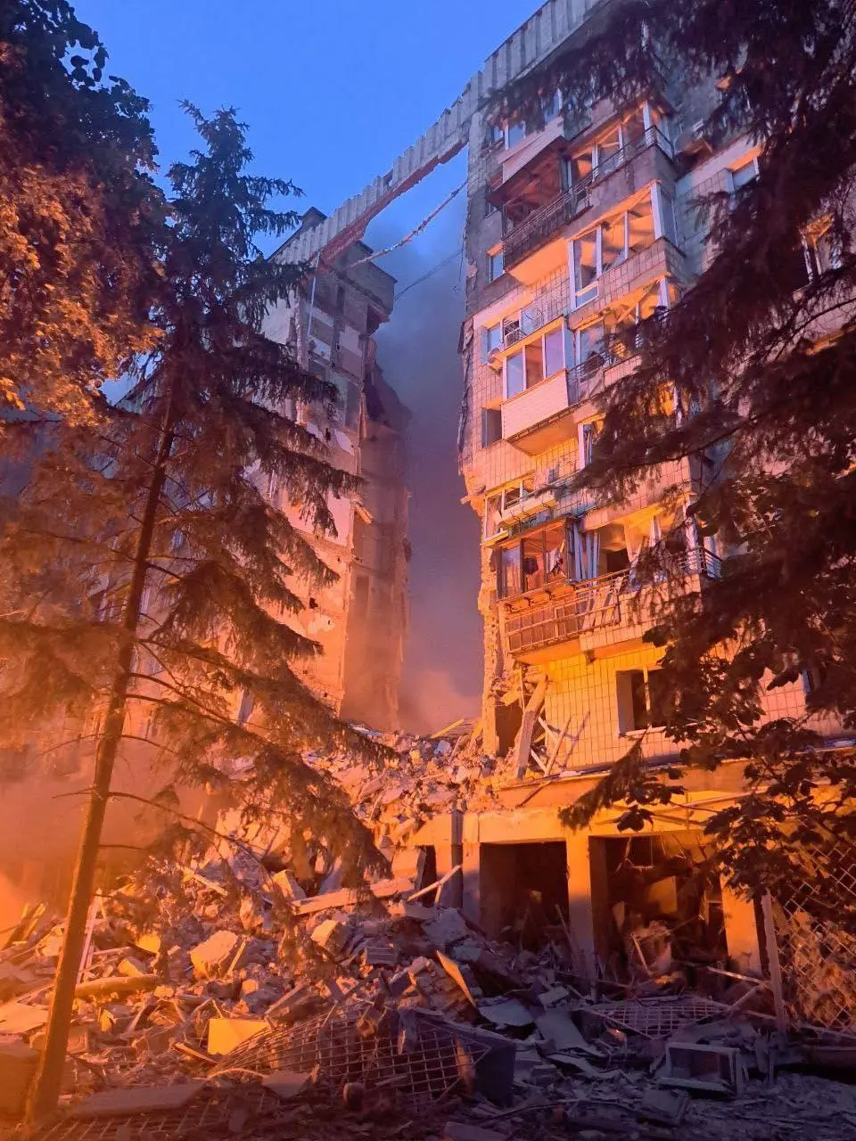 Россия массированно атаковала Киев. Повреждены многоэтажки, более 10 человек пострадали