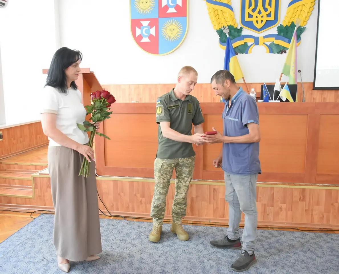 На Вінниччині брату загиблого Захисника передали державну нагороду