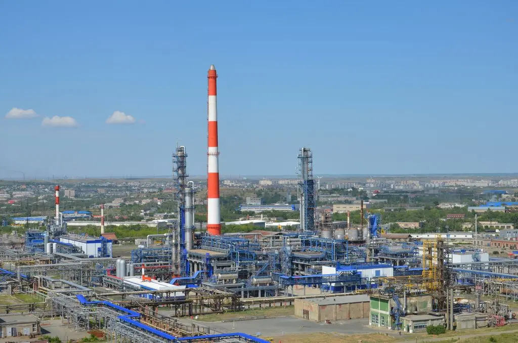 Дроны СБУ пролетели 1400 км и поразили один из ведущих нефтезаводов России – источник