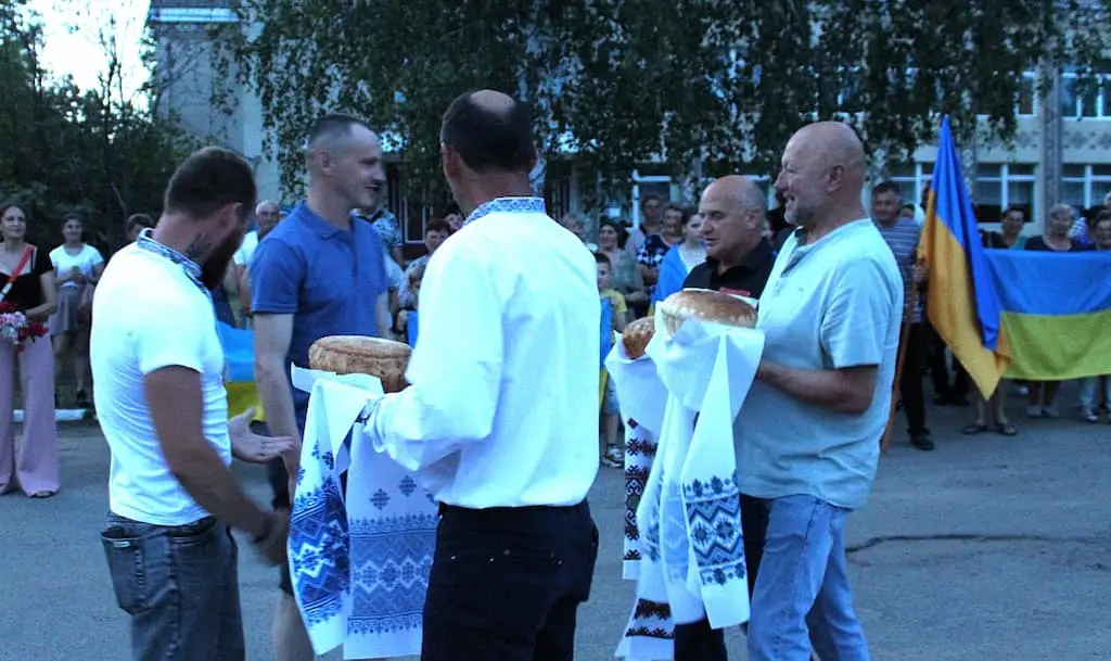 На Одещині з хлібом та сіллю зустріли бійців, повернутих з полону (фото)