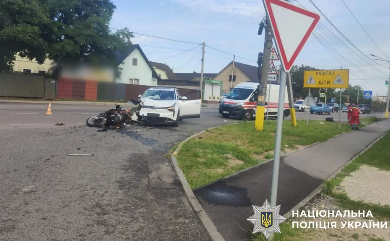 Уламки мотоцикла розкидані по дорозі: біля Нових Петрівців сталась смертельна ДТП