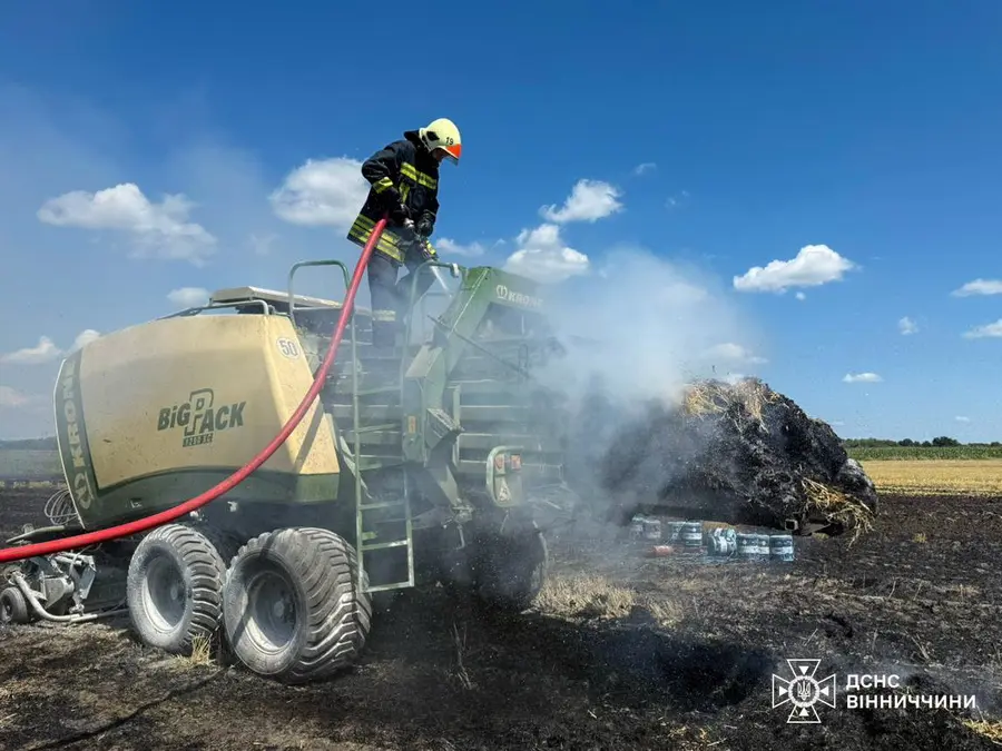 На полі загорівся тюкопрес, загалом вісім пожеж ліквідували на Вінниччині
