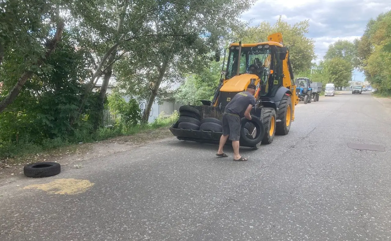 На Куренівці вулицю очистили від закинутих автопокришок