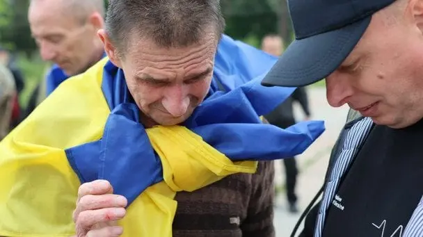 Сльози на очах: Зеленський показав щемке відео повернення українських захисників з полону