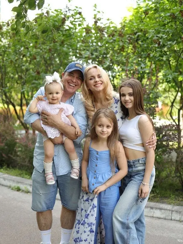 Лілія Ребрик зворушила, як провела червень з чоловіком і трьома дітьми: "Воєнне літо"