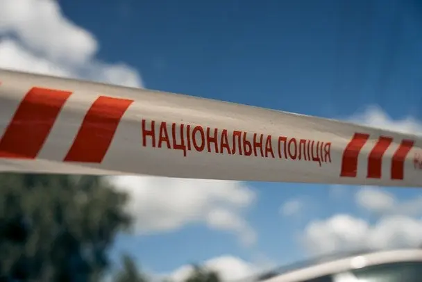 Чоловік у супермаркеті ударив себе ножицями в шию