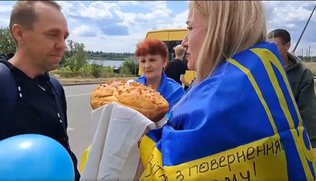 Вороги хотіли розстріляти: на Дніпропетровщині зустріли захисника, що повернувся з полону