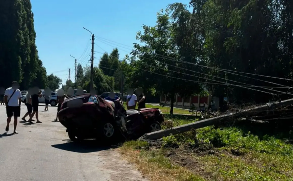 На Київщині водій легковика зніс бетонний стовп і загинув