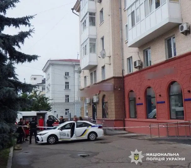 Випала з вікна 4-го поверху: поліція розслідує загибель 6-річної дитини