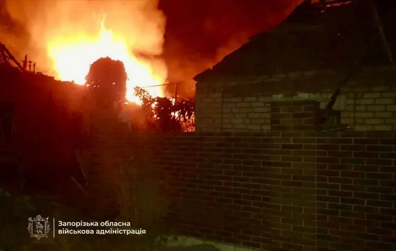 Через ракетний удар Запоріжжям шириться пожежа, в ОВА розповіли про постраждалих