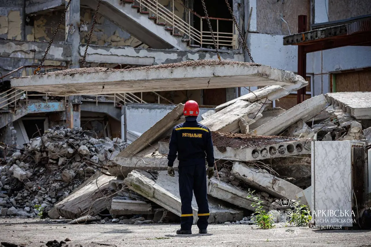 Рятувальники з інших областей усувають наслідки обстрілів на Харківщині