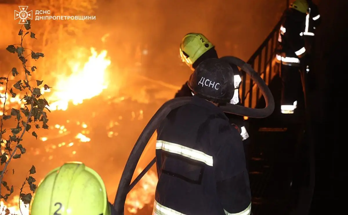 На Дніпропетровщині окупанти вдарили по рятувальникам ДСНС, які гасили пожежу