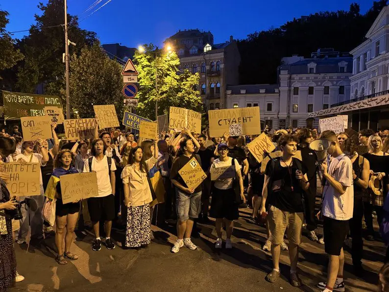 У Києві п’ятий день поспіль пройшли протести щодо закону про НАБУ та САП