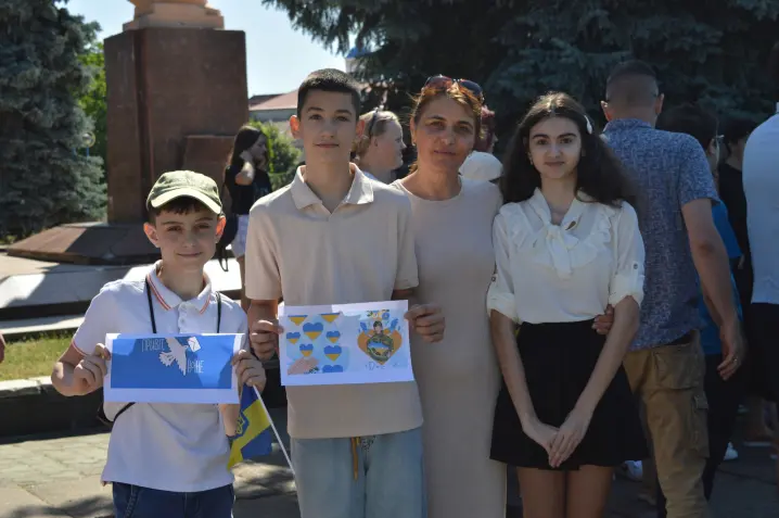 Чекаємо кожного воїна вдома. У Новоселиці зустріли захисника Пилипа Бондаренка, який повернувся з полону