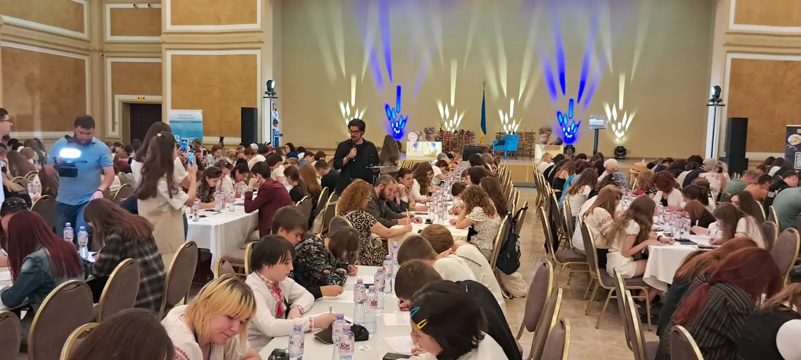 Читав зірка «МУР»: у Дніпрі в «Менорі» відбувся диктант до Дня Конституції України