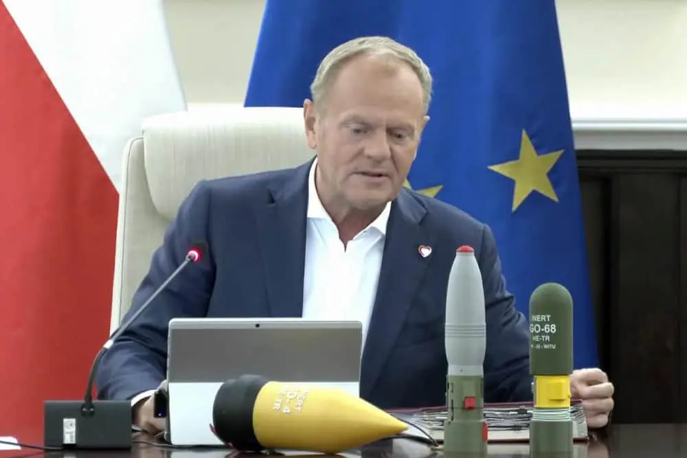 Туск на засіданні уряду показав, які снаряди виробляє Польща