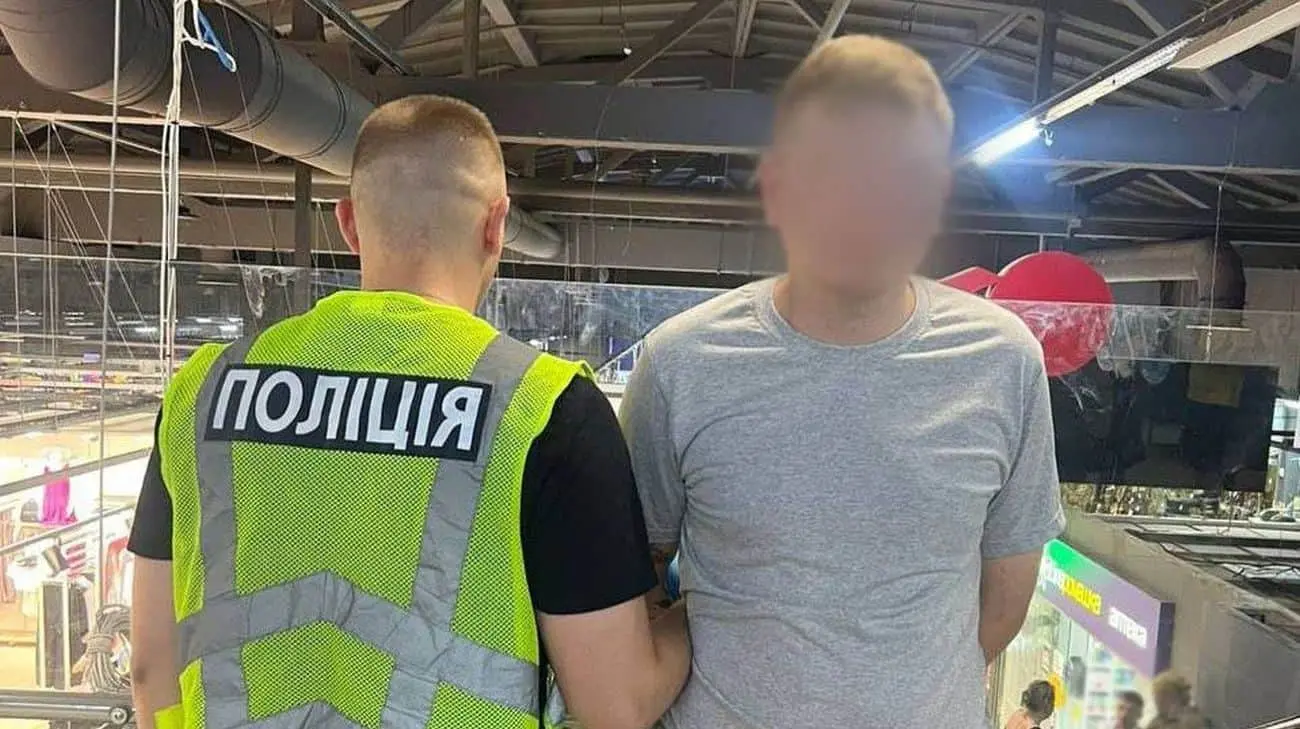 У Києві чоловік із ножем напав на відвідувача торговельного центру: постраждалий у лікарні