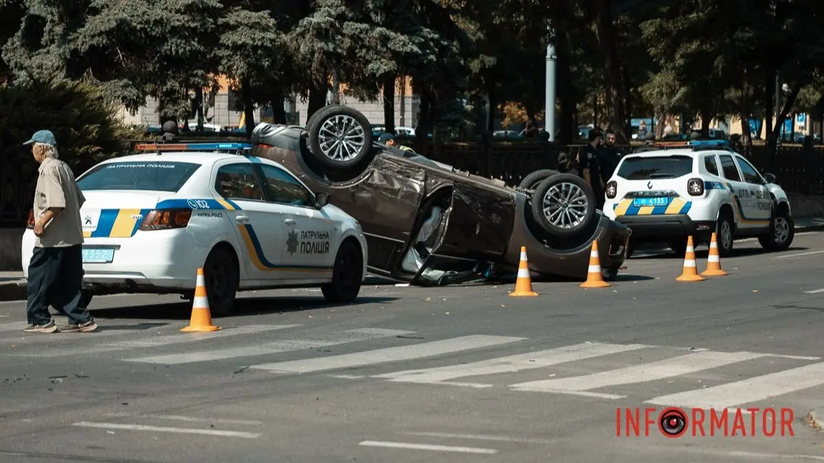 У Дніпрі на Яворницького Haval перекинувся на дах після зіткнення з Toyota: є постраждалий, рух ускладнено
