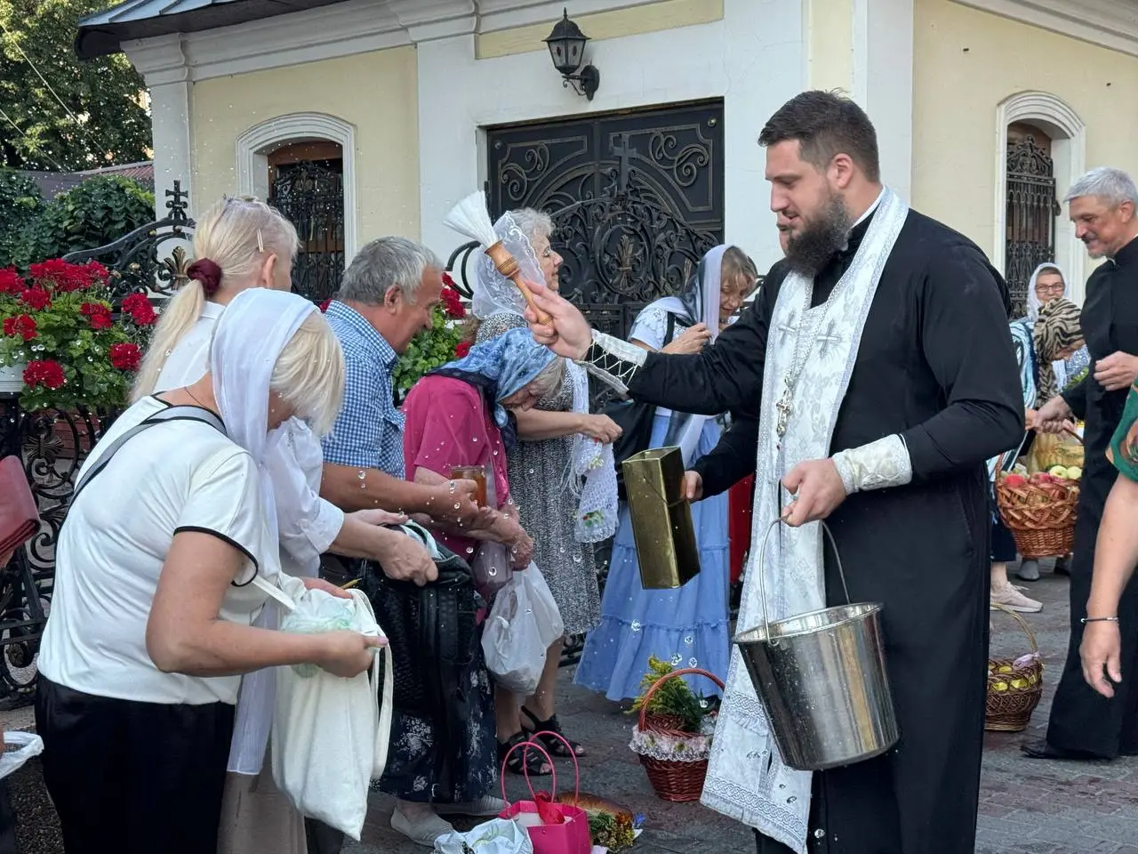 Яблучний Спас у Вінниці: городяни освячують фрукти, мед та випічку