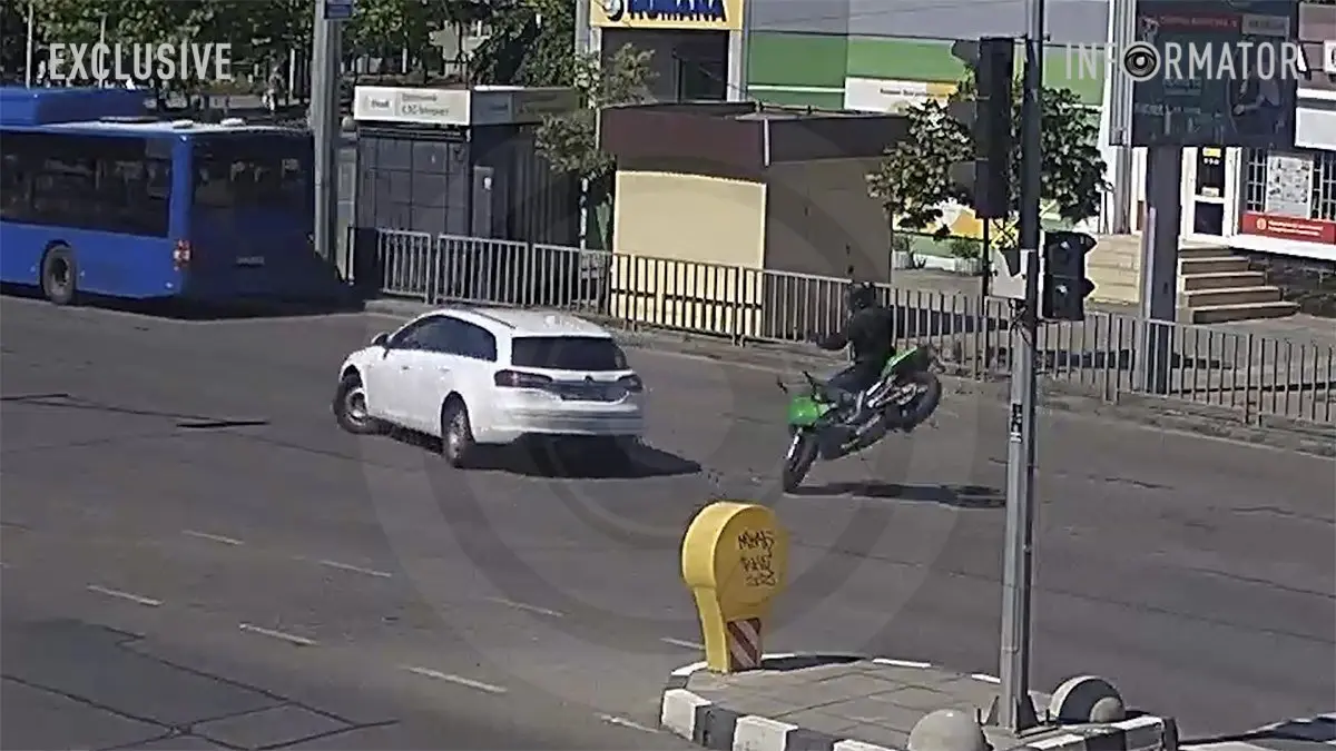У Дніпрі на Слобожанському проспекті мотоцикліст влетів в Opel: відео моменту ДТП
