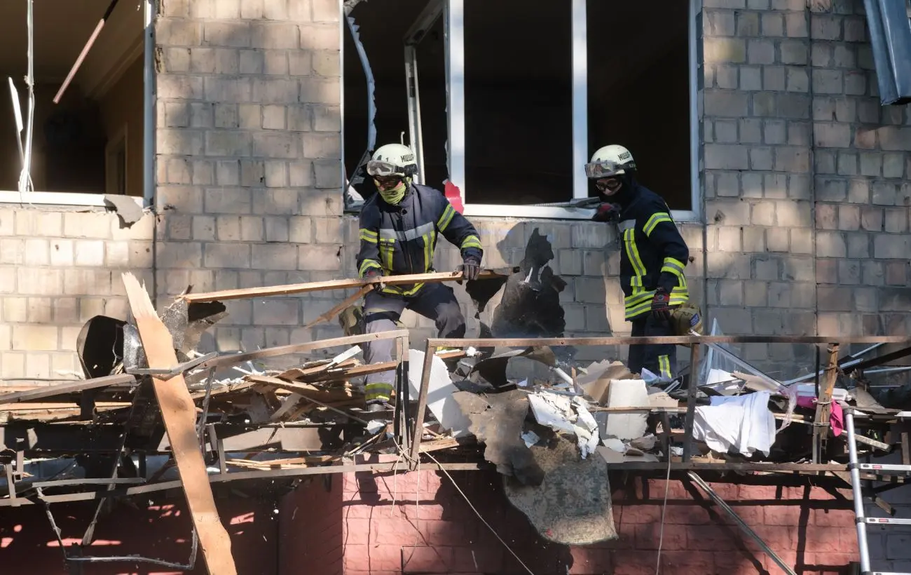 Ніч терору в Києві: розбиті будинки та вирви у дворах, місто в диму - репортаж РБК-Україна