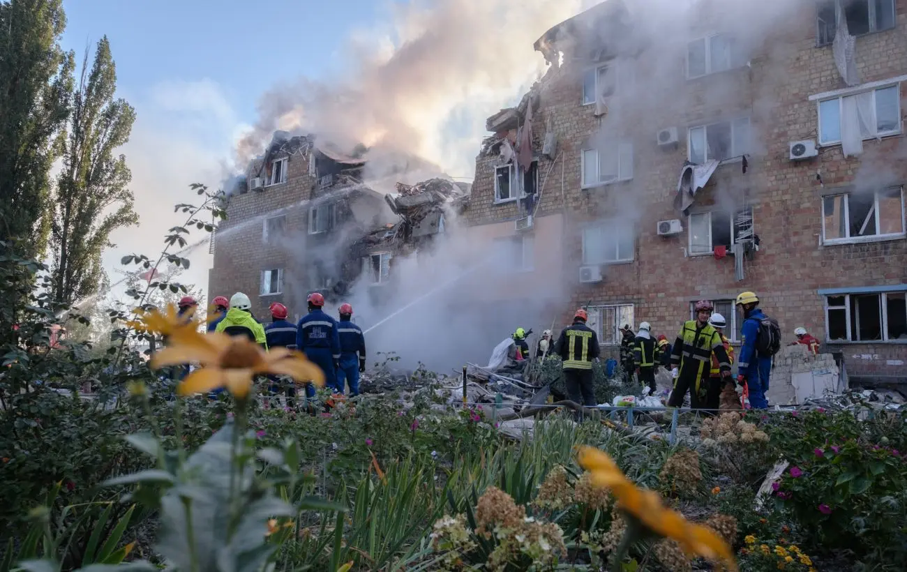 Під’їзд 5-поверхівки на Дарниці зруйнований дощенту: репортаж РБК-Україна з Києва після атаки