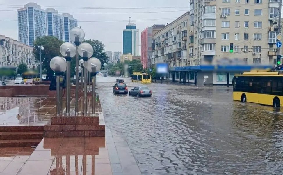 Потоп на Галицькій площі: злива ускладнила рух транспорту. ОНОВЛЕНО