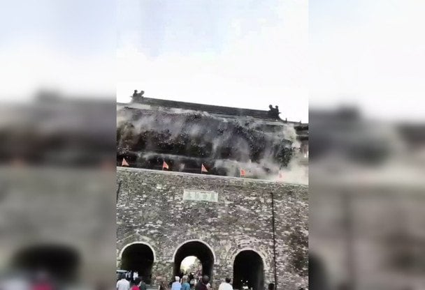 У Китаї завалився дах "історичної" вежі на голови туристів
