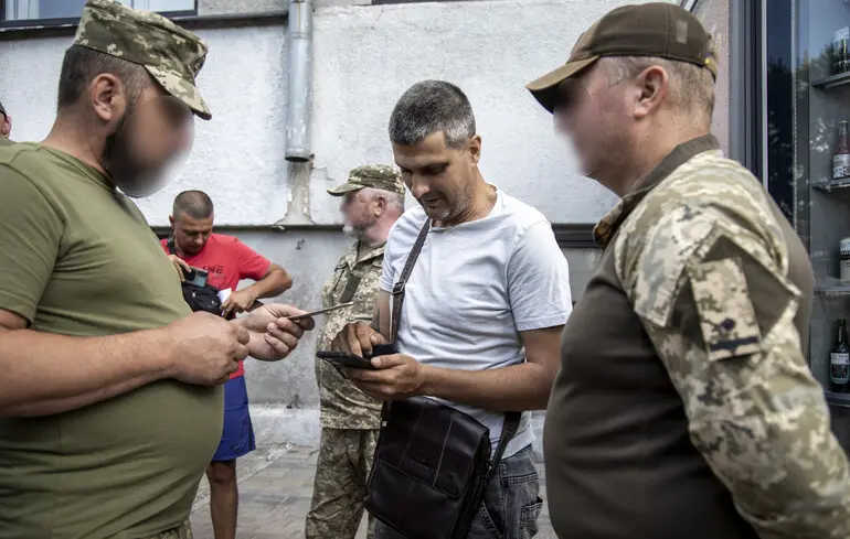 Кожен четвертий чоловік в Україні обмежує пересування через мобілізацію – дослідження