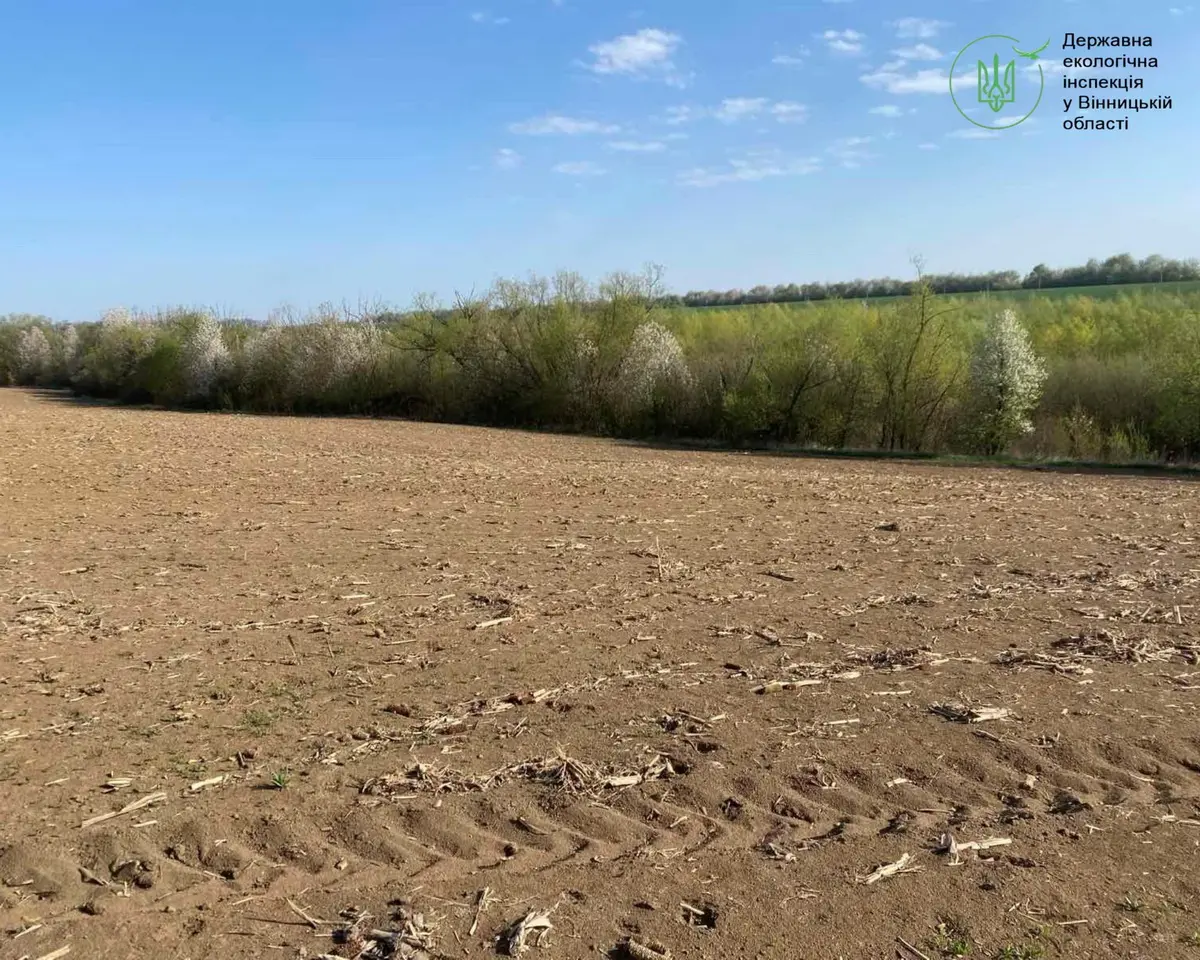 Біля водойм на Вінниччині невідомі розорали прибережні смуги