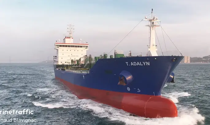 В Оманском заливе после столкновения горят два нефтяных танкера, один из которых принадлежит теневому флоту РФ