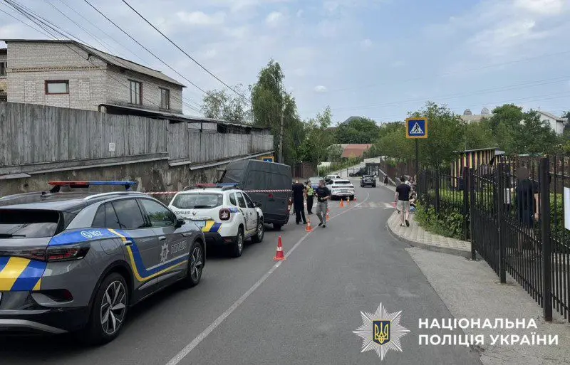 На Київщині припаркована автівка самовільно почала рух та задавила дитину