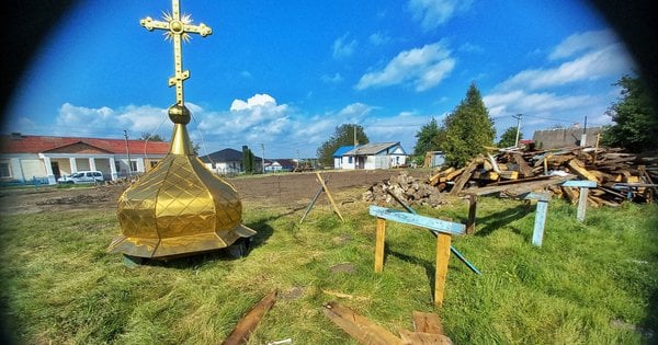 Поблизу Рівного селяни бензопилами порізали дерев'яну церкву XVIII століття