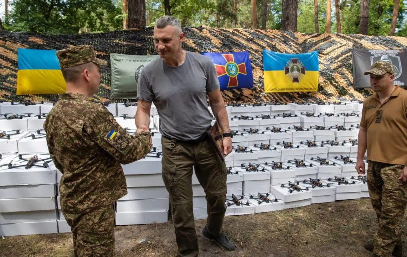 Кличко передав двом бригадам НГУ чергову партію допомоги від киян