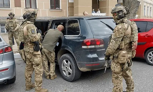 На Полтавщині жінка розбила каменем скло в автівці ТЦК: що було далі