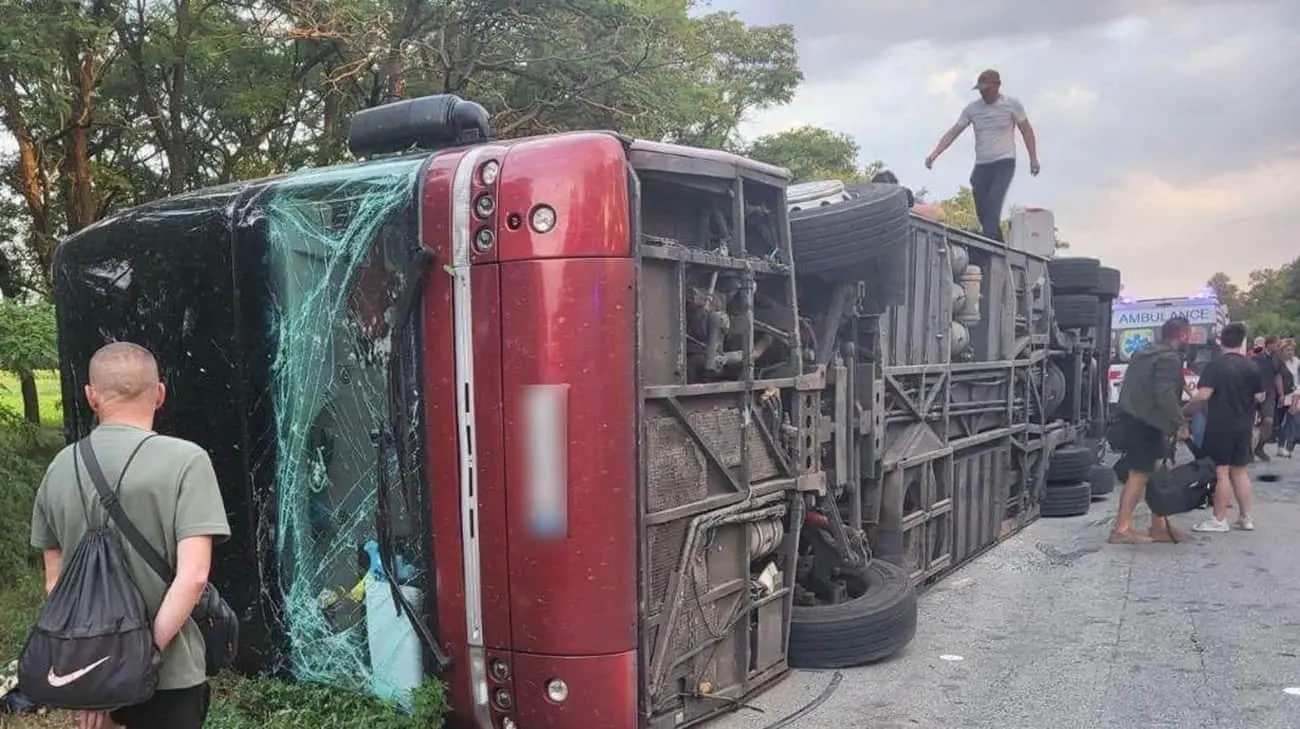 На Дніпропетрвщині перекинувся пасажирський автобус: один загиблий, 17 постраждалих